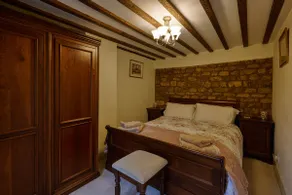 Fab 2-Bed Cotswolds Cottage with Private Courtyard - Image 3