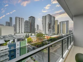 South Brisbane Apartment with Pool - Image 5