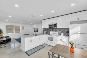 2 Bdrm Modern House Mins From Beach & Casino HB1 - Image 2