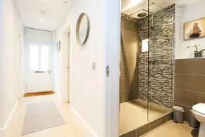 Modern 3 Bedroom Apartment, West End - Image 2