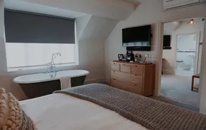 Courtyard Suite - Image 4