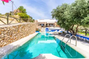 Villa for 4 with feature pool & great reviews - Image 2