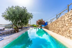 Villa for 4 with feature pool & great reviews - Image 3