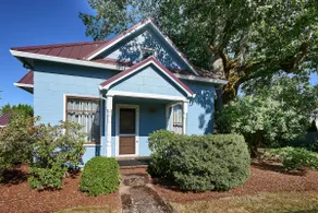 Ruth's Cottage: Cozy Farmhouse in Downtown Carlton - Image 2