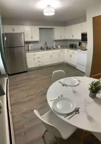 Apt 4 Convenient Location - Image 3