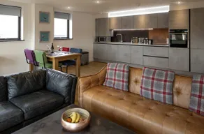 Serviced Penthouse Apartment in Old Town Swindon - Image 4