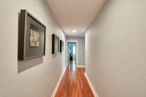 Luxurious & Spacious One Bedroom Downtown Flat - Image 4
