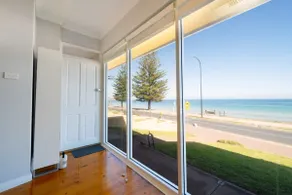 Brighton Beachfront Sanctuary - Retro Coastal Charm - Image 2