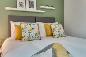 Chic and Bright Apartment Near the Water - Image 5
