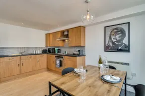 Chic and Bright Apartment Near the Water - Image 3