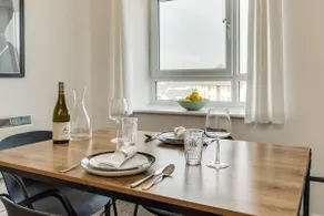 Chic and Bright Apartment Near the Water - Image 4