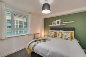 Chic and Bright Apartment Near the Water - Image 2