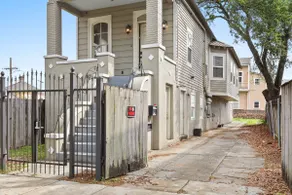 3BD HOME STEPS TO SAINT CHARLES Gated Parking - Image 5
