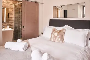 Harbour Breeze – Chic Harbourfront Apartment with Hot Tub & Sea Views - Image 3