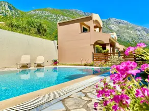 Villa adatta alle famiglie con barbecue, giardino e piscina privata | Accanto alla spiaggia - Image 4
