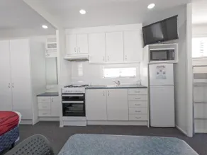 Queen Ensuite Cabin 5 Berth - Image 3