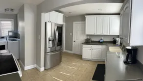 NEW!!! Spacious 3 br single/off steet parking, XBOX, Arcade, Ping Pong - Image 5