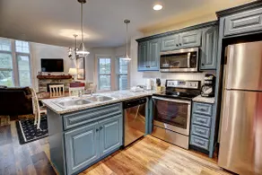 Spacious 2BR Cottage w/ Spa Tub & Fireplace - Image 2