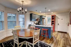 Spacious 2BR Cottage w/ Spa Tub & Fireplace - Image 4