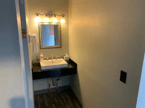 Studio 307 â€“ A kitchenette with everything you n - Image 5