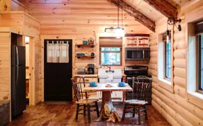 Aharming Treehouse Getaway with Treetop Views - Image 2