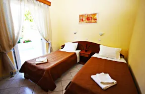 Agios Georgios - 2 Beds - Sleeps 4 - Free Parking - Image 3