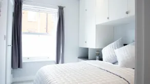 Speare's Den - Central Apartment with Parking - Image 2