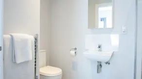 Speare's Den - Central Apartment with Parking - Image 3