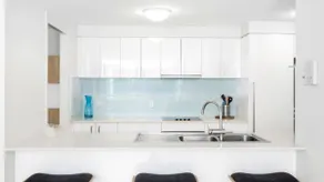 Large Modern Unit With Lift & Pool - Image 4
