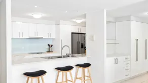 Large Modern Unit With Lift & Pool - Image 3