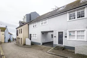 Harry's - 2 Bedroom Holiday Home - Tenby - Image 4