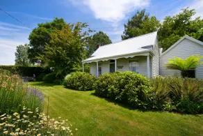 Wombat Hill Cottage- central Daylesford retreat - Image 2