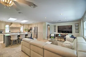 2 Mi to Dtwn: Luxury Getaway in Palm Beach Gardens - Image 5