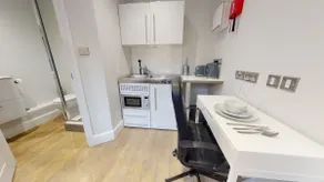 Single person studio - Image 2