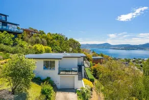 House on the Hill with a View-Sleeps 12 - Image 4