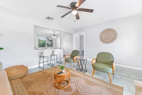 Cozy 2 BR Home, walking distance to Crystal Beach/Park - Quaint Family Getaway! - Image 4
