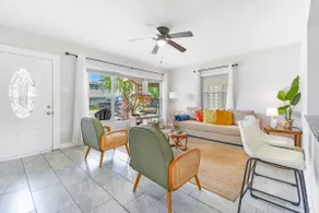Cozy 2 BR Home, walking distance to Crystal Beach/Park - Quaint Family Getaway! - Image 2