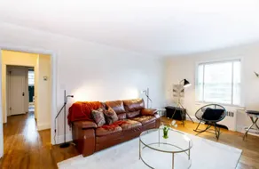 Truro Getaway – Bright & Spacious Flat - Image 5