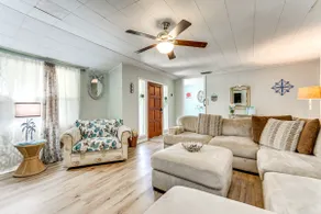 Walk to Beach: Fort Walton Coastal Retreat - Image 5