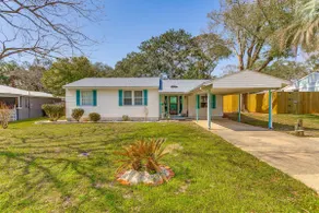 Walk to Beach: Fort Walton Coastal Retreat - Image 2