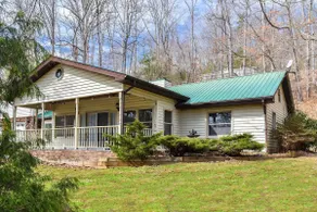 King beds, hot tub, fire pit, 11 miles to downtown - Image 4