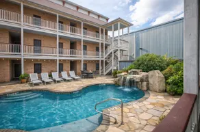 Gruene Getaway - I hjertet af Gruene, swimmingpool, 8 sovepladser! - Image 3