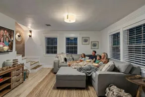 Cute bungalow with massive deck and fire pit, walk to Kemah Boardwalk - Image 3