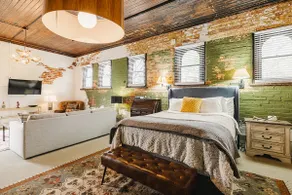 The Carriage House Loft at Marion Hall Mansion - Image 5