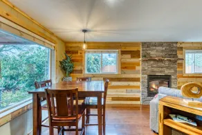 Remodeled, dog-friendly Willamette Valley home wit - Image 5