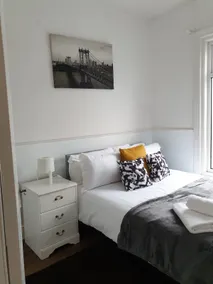 South Shield's Hidden Gem Garnet 3 Bedroom Apartment sleeps 6 Guests - Image 3