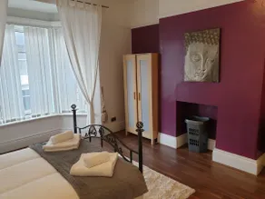South Shield's Hidden Gem Garnet 3 Bedroom Apartment sleeps 6 Guests - Image 4