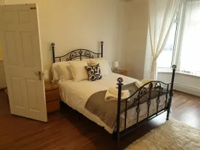 South Shield's Hidden Gem Garnet 3 Bedroom Apartment sleeps 6 Guests - Image 2