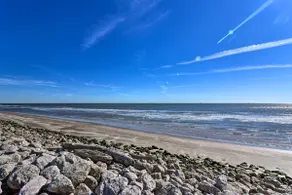 NY! A-Frame Bungalow w / Deck - 2 block to Beach! - Image 3