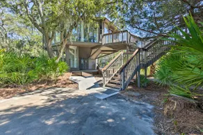 Walk to Harbour Town: Airy Treehouse w/ Bikes - Image 2